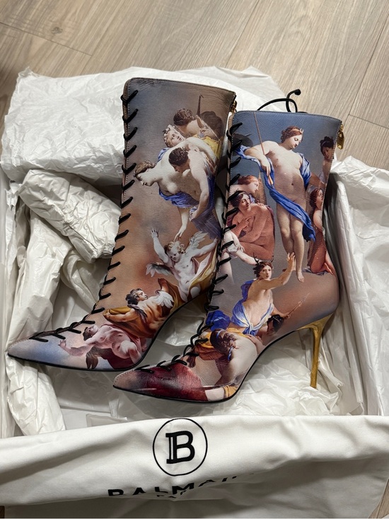 Balmain Shoes - Runway BALMAIN
Ankle Boots
Artistic print leather boots
